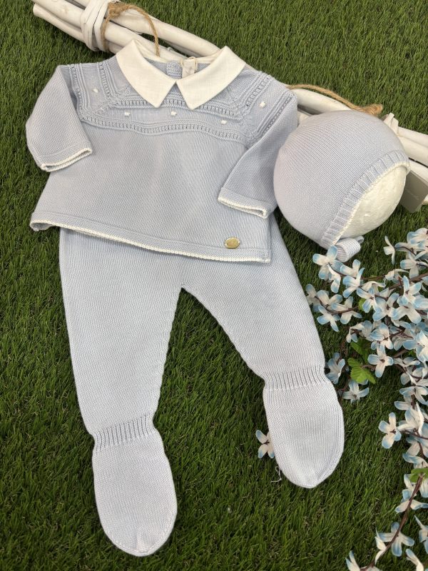CONJUNTO TRES PIEZAS HILO DE ALGODON AZUL JERSEY CUELLO BLANCO POLAINAS Y CAPOTA  004-10306