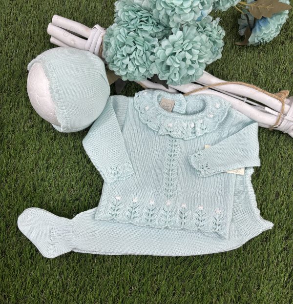 CONJUNTO TRES PIEZAS HILO VERDE AGUA JERSEY CALADO CON GARBANCITOS BLANCOS POLAINAS Y CAPOTA 1204-C