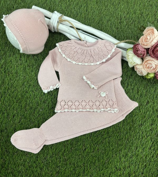 CONJUNTO TRES PIEZAS HILO ROSA EMPOLVADO JERSEY CUELLO BABEROLA POLAINAS Y CAPOTA 1205-C
