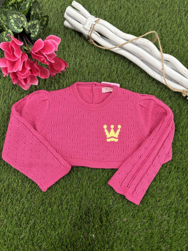 CHAQUETA FUCSIA CON LA CORONITA AMARILLA DE EVA CASTRO Y ABOTONADA EN LA ESPALDA VE013