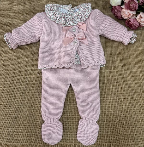 CONJUNTO NIÑA TRES PIEZAS POLAINAS Y CHAQUETA CON LAZOS EN LANA ROSA EMPOLVADO Y CAMISA LIBERTY  026VE-378