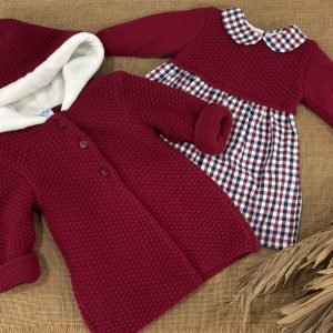 CONJUNTO NIÑA LANA COLOR CEREZA ABRIGO CAPUCHA INTERIOR PELO BLANCO Y VESTIDO PARTE DE ARRIBA LANA COMBINADO VICHY CEREZA Y MARINO 026MC-217