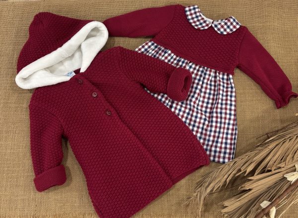 CONJUNTO NIÑA LANA COLOR CEREZA ABRIGO CAPUCHA INTERIOR PELO BLANCO Y VESTIDO PARTE DE ARRIBA LANA COMBINADO VICHY CEREZA Y MARINO 026MC-217
