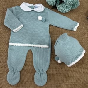 CONJUNTO TRES PIEZAS LANA VERDE JERSEY VERDE CON POMPONES Y CUELLO PIQUE BLANCO POLAINAS Y CAPOTA 026RF-703