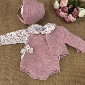 CONJUNTO NIÑA CUATRO PIEZAS RANITA TIRANTES CHAQUETA Y CAPOTA LANA ROSA EMPOLVADO CON CAMISA LIBERTY ROSA 026VE-363