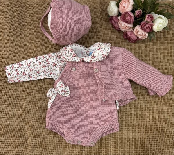 CONJUNTO NIÑA CUATRO PIEZAS RANITA TIRANTES CHAQUETA Y CAPOTA LANA ROSA EMPOLVADO CON CAMISA LIBERTY ROSA 026VE-363