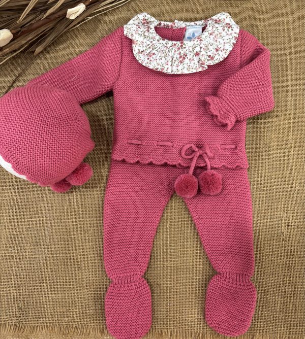 CONJUNTO TRES PIEZAS LANA EN COLOR CORAL JERSEY CON POMPONES CUELLO VIELLA LIBERTY POLAINAS Y CAPOTA 026VE-395