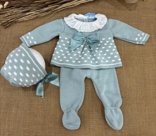 CONJUNTO NIÑA LANA VERDE JERSEY  CON GARBANCITOS BLANCOS LAZADA Y CUELLO PUNTILLA CON POLAINAS Y CAPOTA 026MC-153