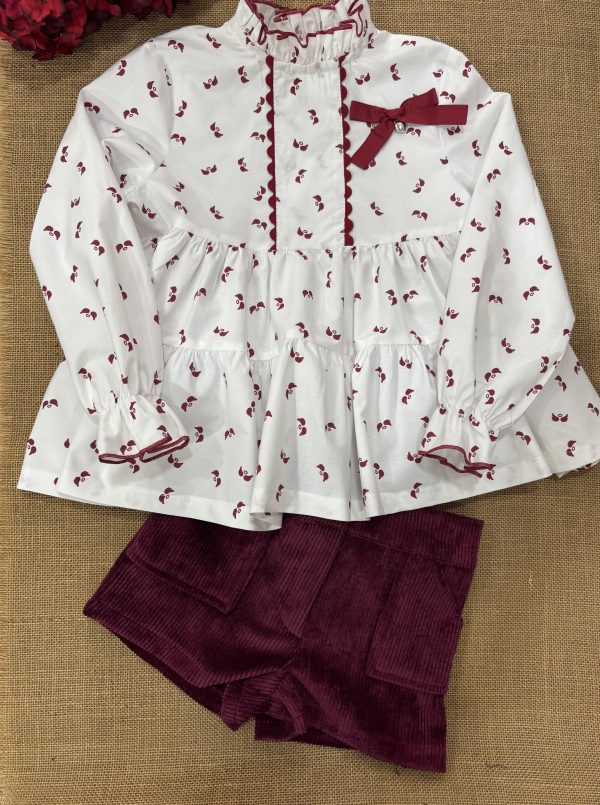 CONJUNTO CAMISA BLANCA ESTAMPADA GRANATE CON VUELO CON SHORT PANA BOLSILLOS TAMBIEN GRANATE IM070