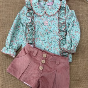 CONJUNTO CAMISA ESTAMPADA VERDE CON CORONA REMATES Y PICUNELA COLOR CORAL CON SHORT PANA CORAL IE545
