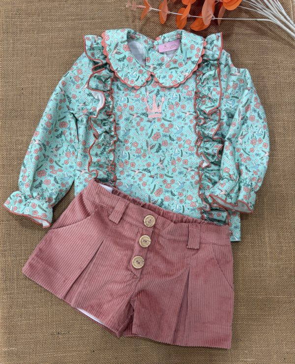 CONJUNTO CAMISA ESTAMPADA VERDE CON CORONA REMATES Y PICUNELA COLOR CORAL CON SHORT PANA CORAL IE545