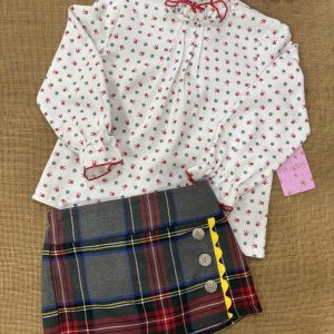CONJUNTO CAMISA CORONITAS ROJAS Y ESTRELLAS GRIS CUELLO VOLANTE Y FALDA PANTALON CUADROS ESCOCESES E538