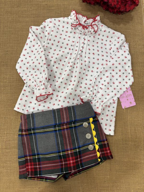 CONJUNTO CAMISA CORONITAS ROJAS Y ESTRELLAS GRIS CUELLO VOLANTE Y FALDA PANTALON CUADROS ESCOCESES E538