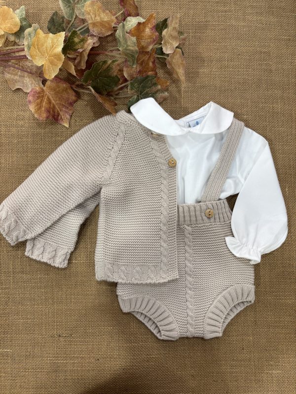 CONJUNTO TRES PIEZAS RANITA CON TIRANTES CON TIRANTES Y CHAQUETA TAMBIEN CON OCHOS DE LANA COLOR PIEDRA Y CAMISA BLANCA 026VE-343A