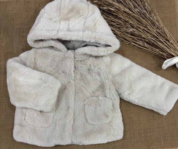 TRENKA NIÑA PELITO COLOR ARENA CON CAPUCHA Z90
