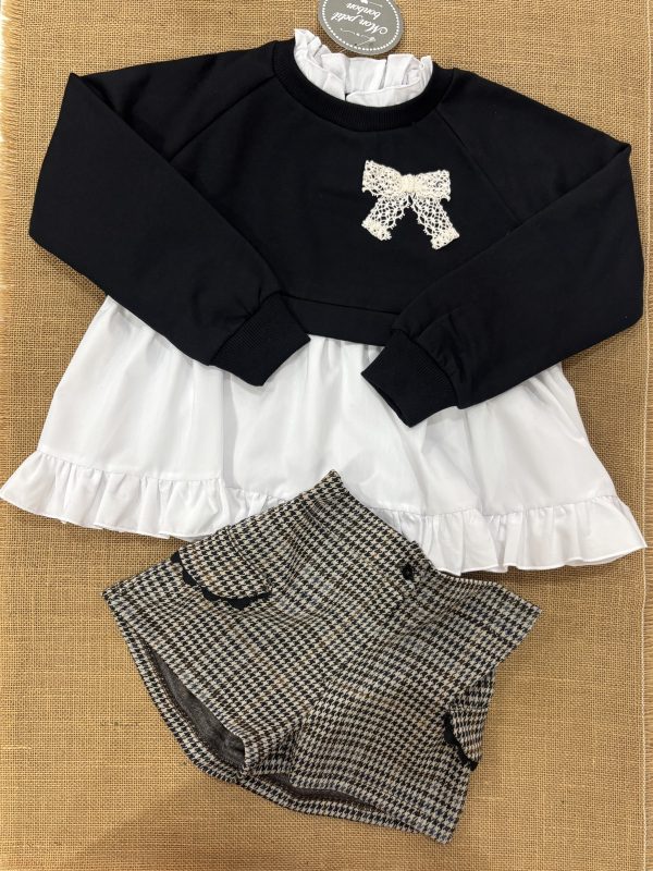 CONJUNTO NIÑA SUDADERA NEGRA CON VOLANTE BATISTA BLANCA Y CUELLO Y SHORT PATA DE GALLO NEGRO CON PICUNELA NEGRA IM157 - Imagen 2
