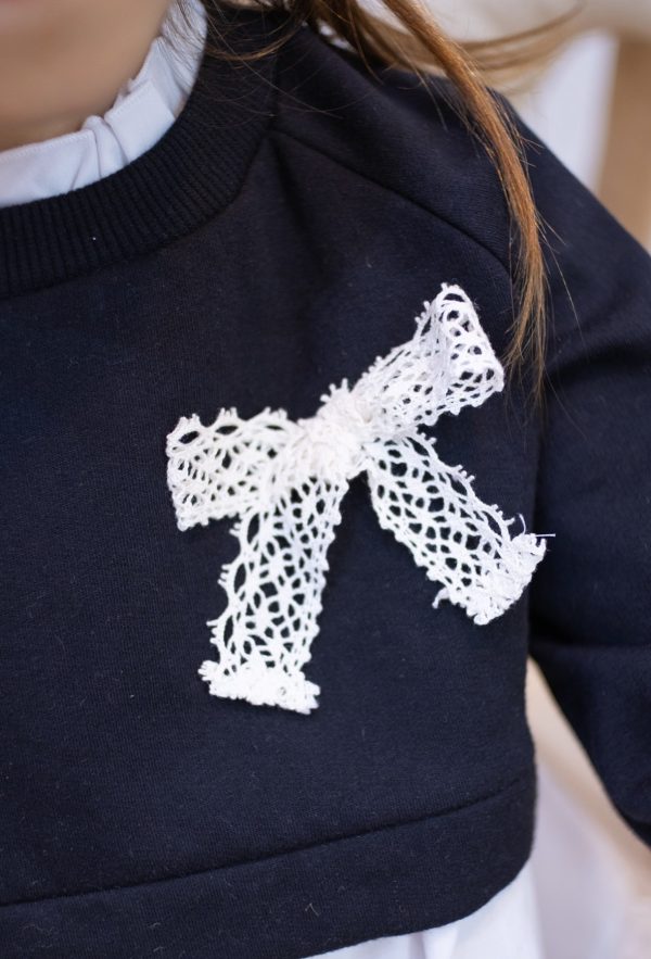 CONJUNTO NIÑA SUDADERA NEGRA CON VOLANTE BATISTA BLANCA Y CUELLO Y SHORT PATA DE GALLO NEGRO CON PICUNELA NEGRA IM157 - Imagen 3