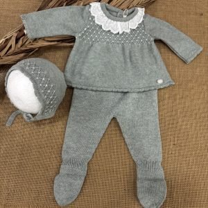 CONJUNTO LANA DE ALGODON VERDE JERSEY NIDO DE ABEJA CON CUELLO PUNTILLA Y CAPOTA 004-11322