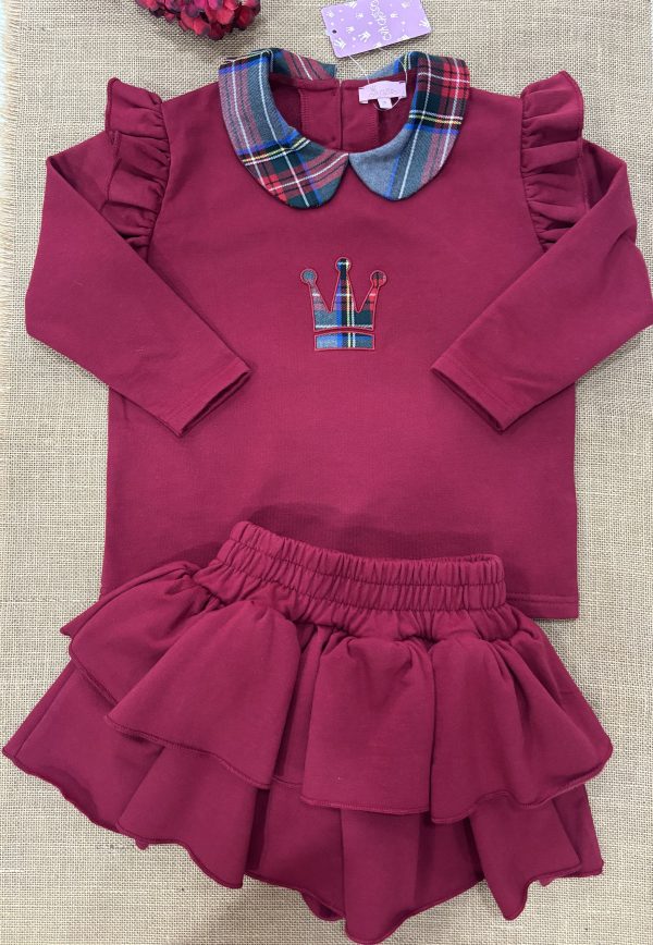 CONJUNTO ALGODON CON PELITO INTERIOR GRANATE SUDADERA CON VOLANTE EN LA MANGA CON CORONA Y CUELLO CUADROS ESCOCESES Y FALDA PANTALON VOLANTES 26IE550