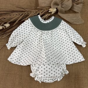 JESUSITO DOS PIEZAS BLANCO CON CORAZONES VERDES Y CUELLO LANA 7112