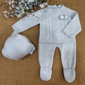 CONJUNTO TRES PIEZAS LANA CELESTE JERSEY OCHOS CON POMPONES POLAINAS Y CAPOTA 026RF-731