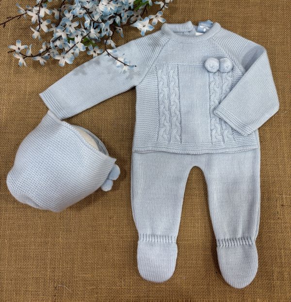 CONJUNTO TRES PIEZAS LANA CELESTE JERSEY OCHOS CON POMPONES POLAINAS Y CAPOTA 026RF-731