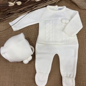 CONJUNTO TRES PIEZAS LANA CRUDO JERSEY OCHOS CON POMPONES POLAINAS Y CAPOTA 026RF-731