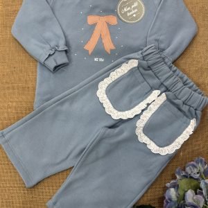 CONJUNTO NIÑA ALGODON AZUL EMPOLVADO INTERIOR PELITO SUDADERA LAZO ROSA PUNTILLA CUELLO Y PANTALON LARGO BOLSILLOS CON PUNTILLA BLANCA IM028