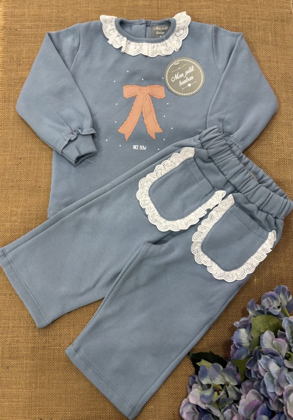 CONJUNTO NIÑA ALGODON AZUL EMPOLVADO INTERIOR PELITO SUDADERA LAZO ROSA PUNTILLA CUELLO Y PANTALON LARGO BOLSILLOS CON PUNTILLA BLANCA IM028