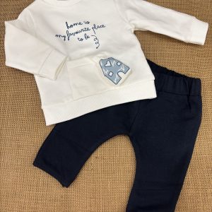 CONJUNTO ALGODON SUDADERA BLANCA CON LETRAS MARINO Y BOLSILLO CON CASITA Y PANTALONES MARINO Z80
