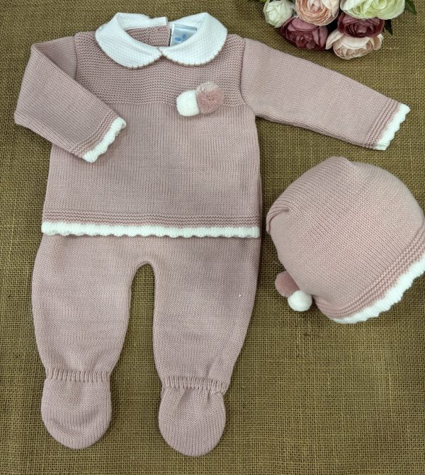 CONJUNTO TRES PIEZAS LANA ROSA EMPOLVADO JERSEY CON POMPONES Y CUELLO PIQUE BLANCO POLAINAS Y CAPOTA  026RF-703