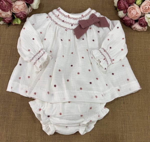 CONJUNTO BAMBULA CRUDA BORDADA CUELLO Y PUÑOS ROSA EMPOLVADO Y BRAGUITA CON BODOQUES TAMBIEN ROSA EMPOLVADO 046-20328