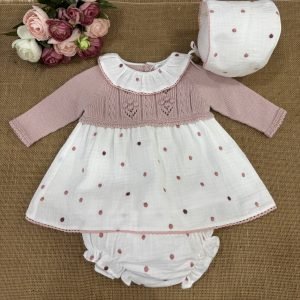 CONJUNTO TRES PIEZAS PARTE DE ARRIBA LANA ROSA EMPOLVADO CON GARBANCITOS PARTE DE ABAJO BAMBULA BODOQUES ROSA EMPOLVADO CON BRAGUITAS Y CAPOTA 7017