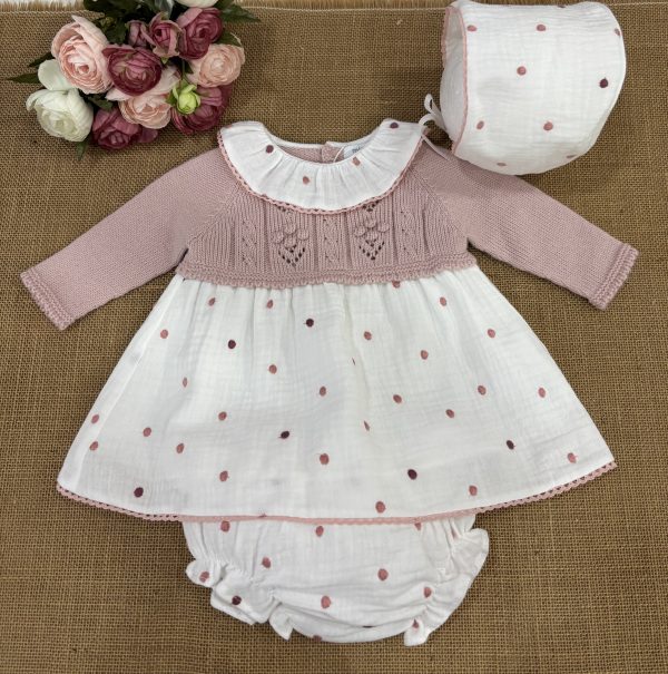 CONJUNTO TRES PIEZAS PARTE DE ARRIBA LANA ROSA EMPOLVADO CON GARBANCITOS PARTE DE ABAJO BAMBULA BODOQUES ROSA EMPOLVADO CON BRAGUITAS Y CAPOTA 7017