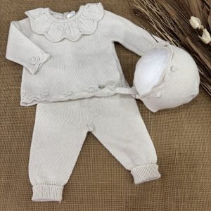 CONJUNTO LANA DE ALGODON COLOR ARENA JERSEY CON CUELLO Y GARBANCITOS CON POLAINAS Y CAPOTA 004-11327