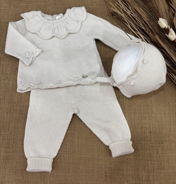 CONJUNTO LANA DE ALGODON COLOR ARENA JERSEY CON CUELLO Y GARBANCITOS CON POLAINAS Y CAPOTA 004-11327